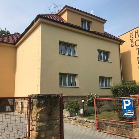 Hotel Bohemia Йичин Экстерьер фото