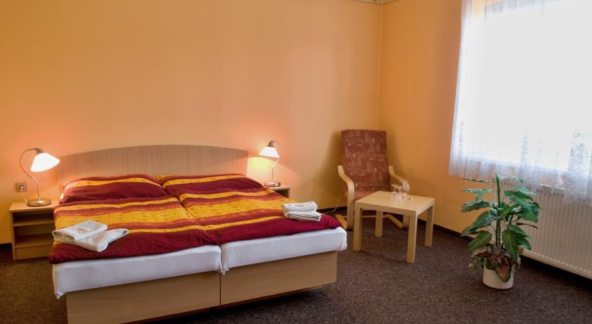 Hotel Bohemia Йичин Экстерьер фото
