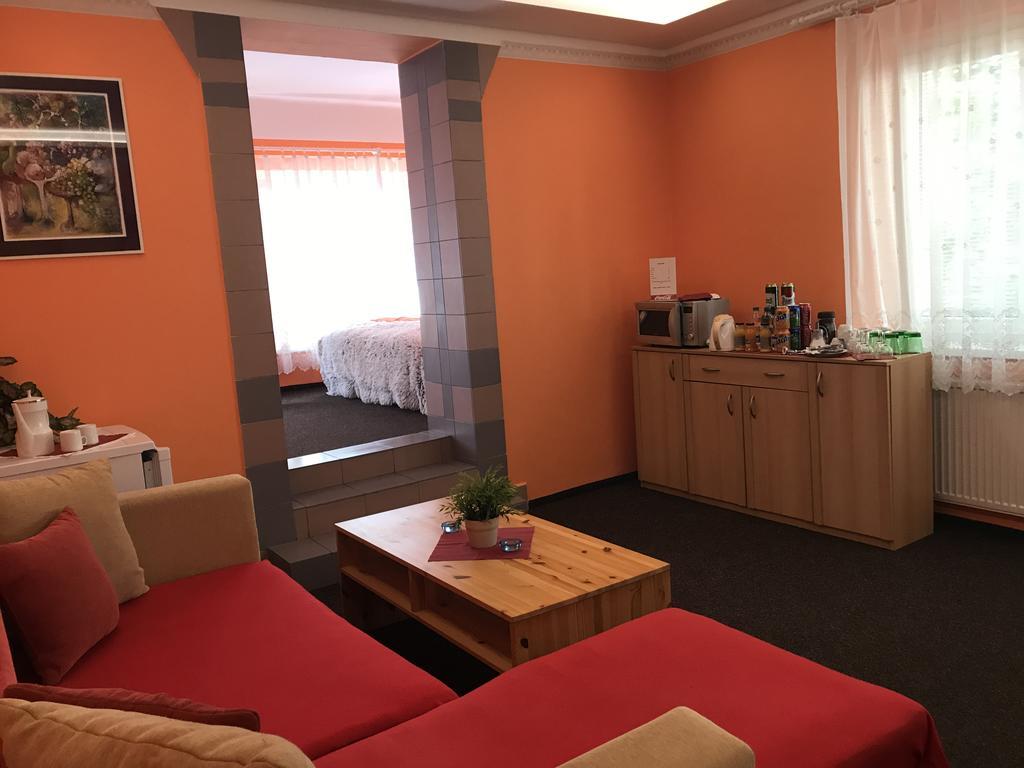 Hotel Bohemia Йичин Экстерьер фото