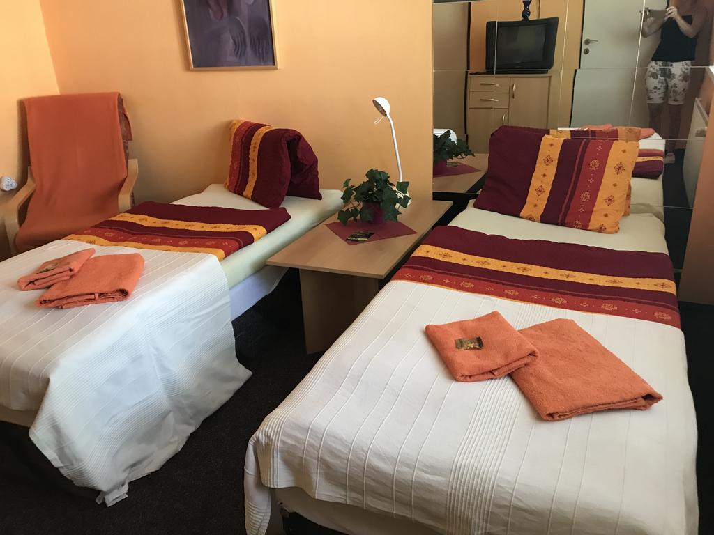 Hotel Bohemia Йичин Экстерьер фото