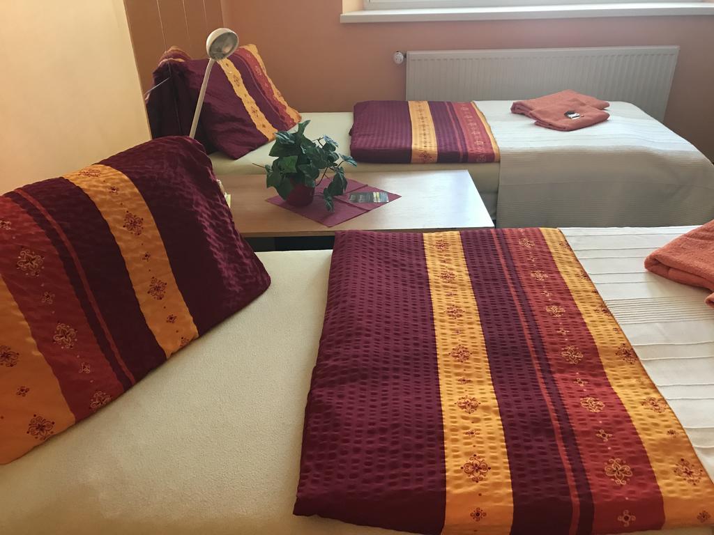 Hotel Bohemia Йичин Экстерьер фото