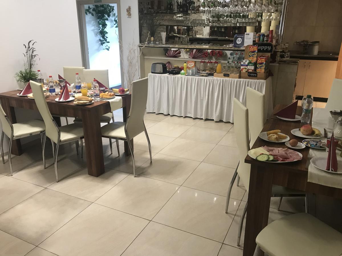 Hotel Bohemia Йичин Экстерьер фото